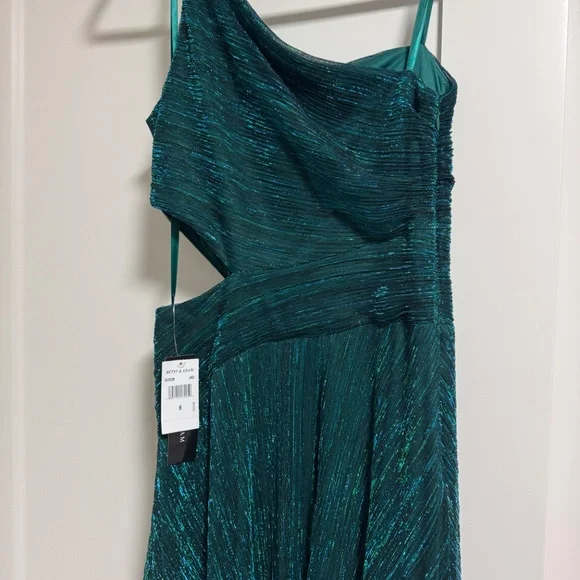 Betsy & Adams Formal Dress - Picture 8 of 11